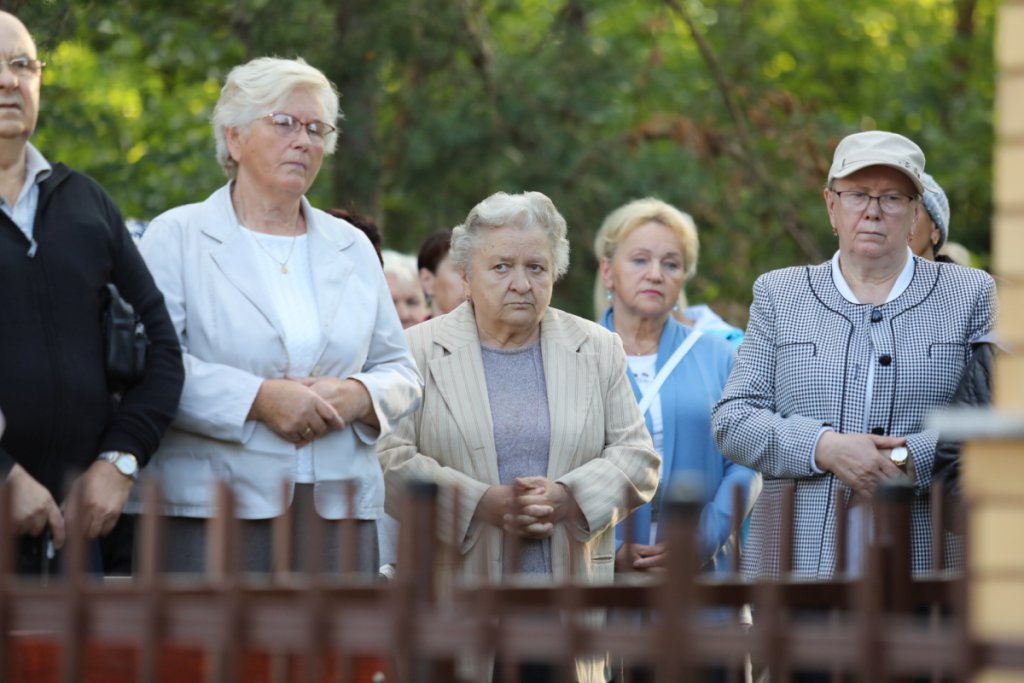 Nowa kapliczka z odrestaurowaną figurką Matki Boskiej na osiedlu Łazek oficjalnie poświęcona [18.08.2021] - zdjęcie #20 - eOstroleka.pl