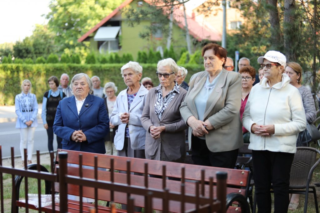 Nowa kapliczka z odrestaurowaną figurką Matki Boskiej na osiedlu Łazek oficjalnie poświęcona [18.08.2021] - zdjęcie #25 - eOstroleka.pl