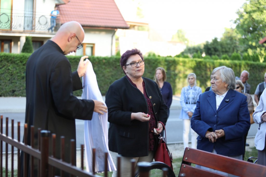 Nowa kapliczka z odrestaurowaną figurką Matki Boskiej na osiedlu Łazek oficjalnie poświęcona [18.08.2021] - zdjęcie #32 - eOstroleka.pl