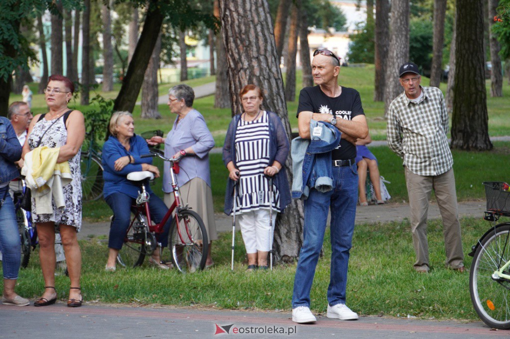 Letnia potańcówka w Parku Miejskim w Ostrołęce - zdjęcie #26 - eOstroleka.pl