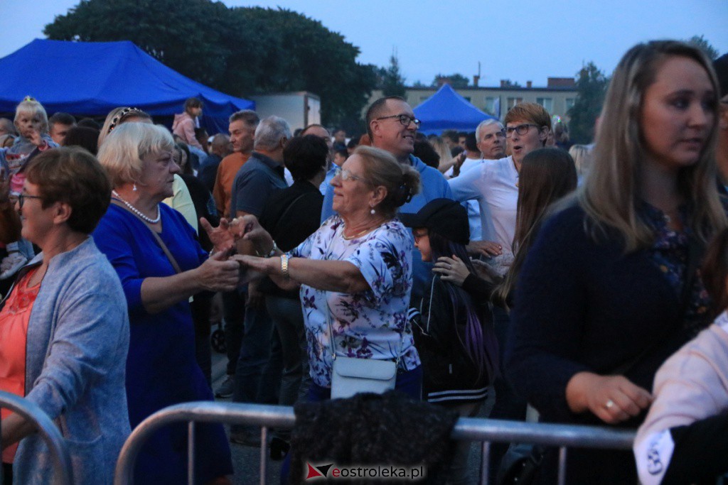 Patrycja Runo i tancerki na Dożynkach w Lelisie [22.08.2021] - zdjęcie #35 - eOstroleka.pl