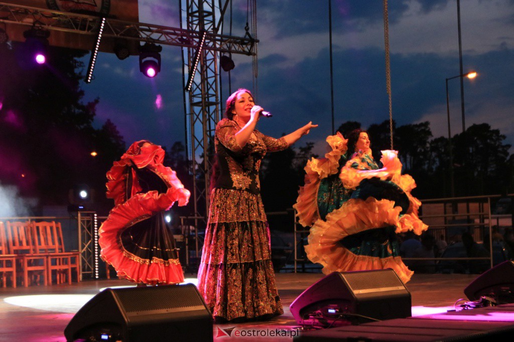 Patrycja Runo i tancerki na Dożynkach w Lelisie [22.08.2021] - zdjęcie #58 - eOstroleka.pl