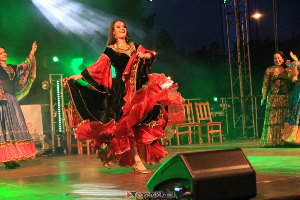 Patrycja Runo i tancerki na Dożynkach w Lelisie [22.08.2021] - zdjęcie #2 - eOstroleka.pl