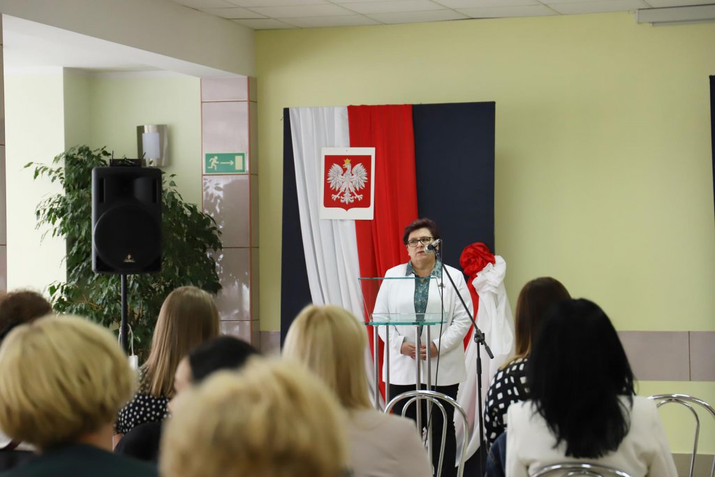 Nauczyciele mianowani i nowi dyrektorzy odebrali oficjalne akty awansów zawodowych [31.08.2021] - zdjęcie #3 - eOstroleka.pl
