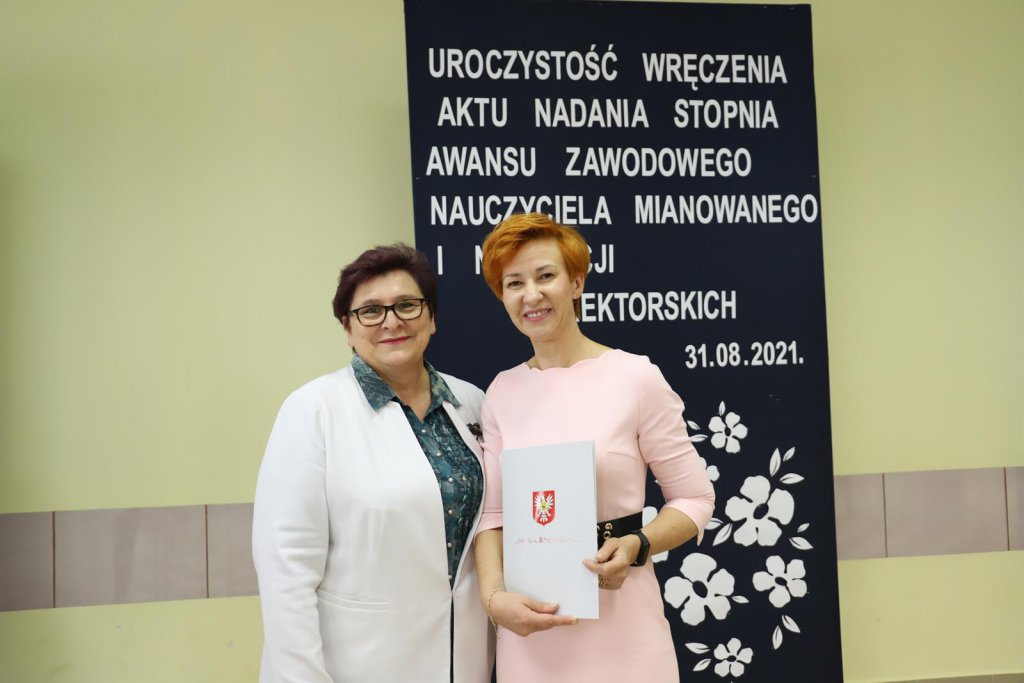 Nauczyciele mianowani i nowi dyrektorzy odebrali oficjalne akty awansów zawodowych [31.08.2021] - zdjęcie #4 - eOstroleka.pl