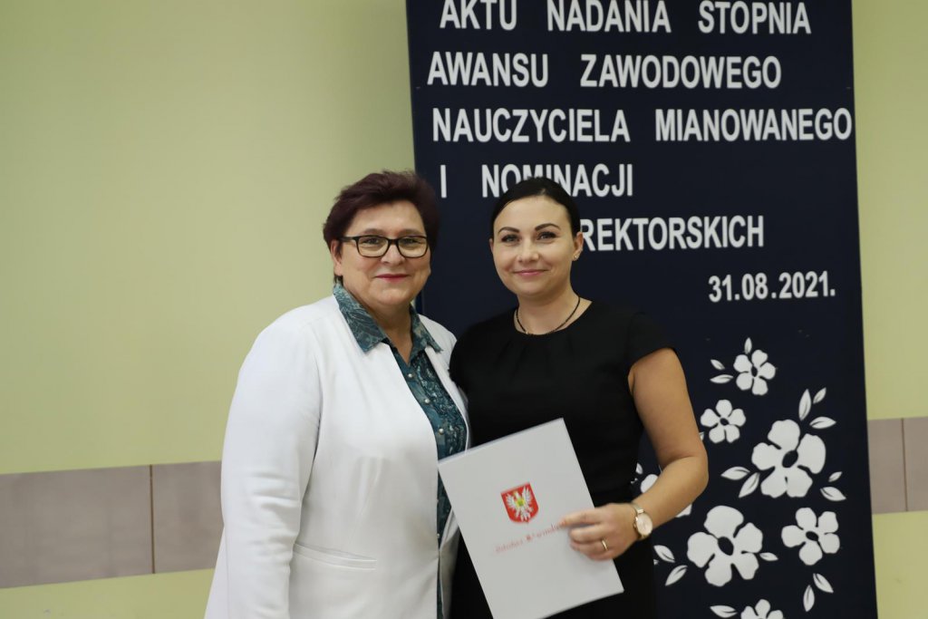 Nauczyciele mianowani i nowi dyrektorzy odebrali oficjalne akty awansów zawodowych [31.08.2021] - zdjęcie #11 - eOstroleka.pl