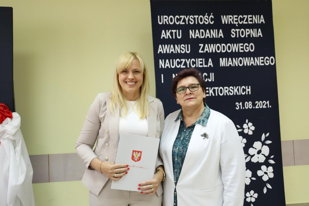 Nauczyciele mianowani i nowi dyrektorzy odebrali oficjalne akty awansów zawodowych [31.08.2021] - zdjęcie #13 - eOstroleka.pl