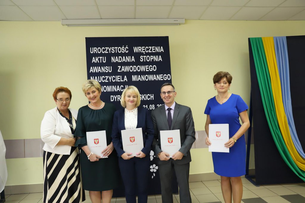 Nauczyciele mianowani i nowi dyrektorzy odebrali oficjalne akty awansów zawodowych [31.08.2021] - zdjęcie #18 - eOstroleka.pl