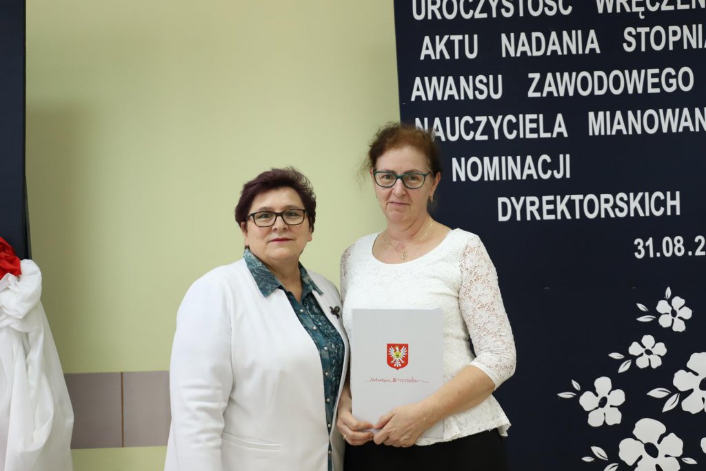 Nauczyciele mianowani i nowi dyrektorzy odebrali oficjalne akty awansów zawodowych [31.08.2021] - zdjęcie #22 - eOstroleka.pl