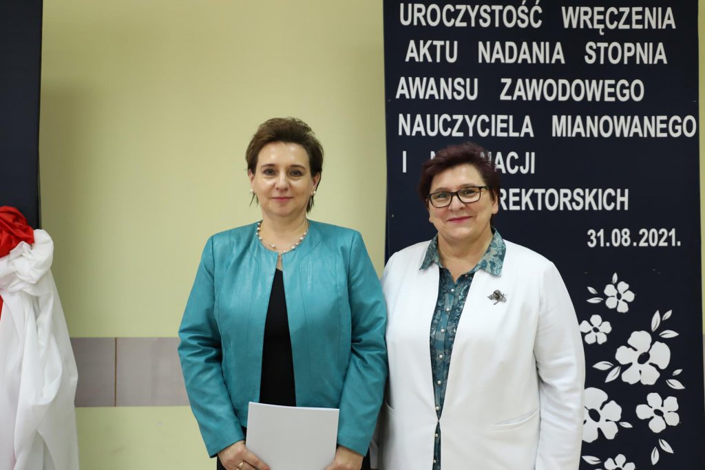 Nauczyciele mianowani i nowi dyrektorzy odebrali oficjalne akty awansów zawodowych [31.08.2021] - zdjęcie #1 - eOstroleka.pl