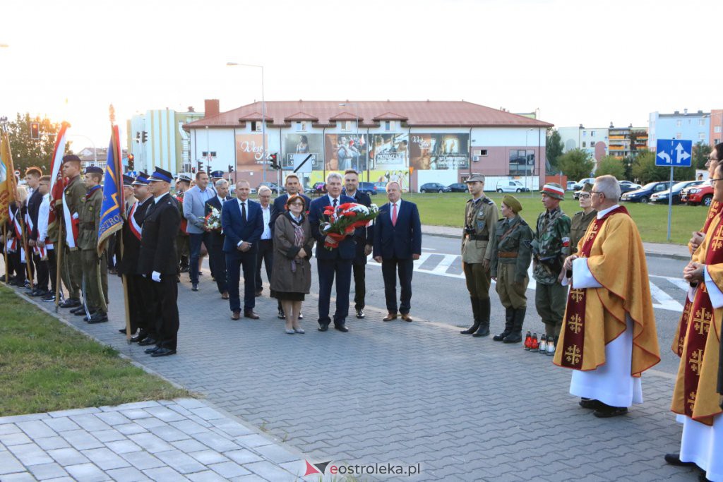 Samorządowcy oddali hołd mieszkańcom Ostrołęki poległym w II Wojnie Światowej [01.09.2021] - zdjęcie #42 - eOstroleka.pl