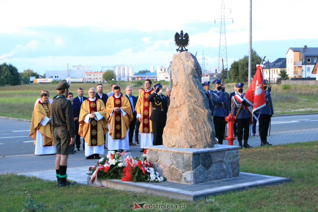 Samorządowcy oddali hołd mieszkańcom Ostrołęki poległym w II Wojnie Światowej [01.09.2021] - zdjęcie #2 - eOstroleka.pl