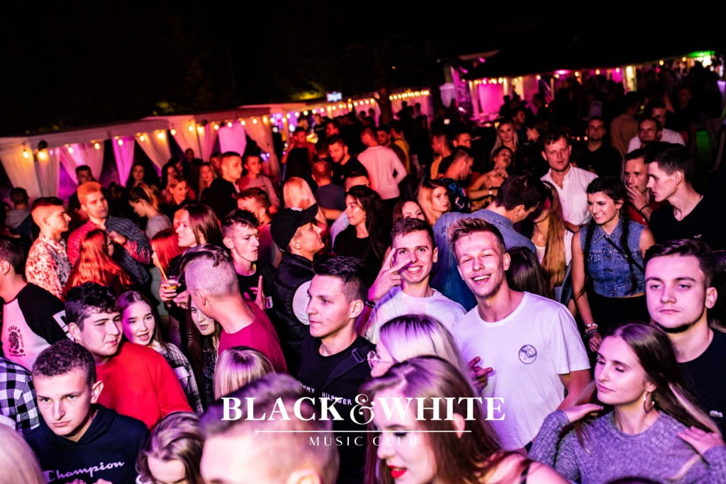 Piękni i Młodzi w Clubie Black&White [27.08.2021] - zdjęcie #37 - eOstroleka.pl