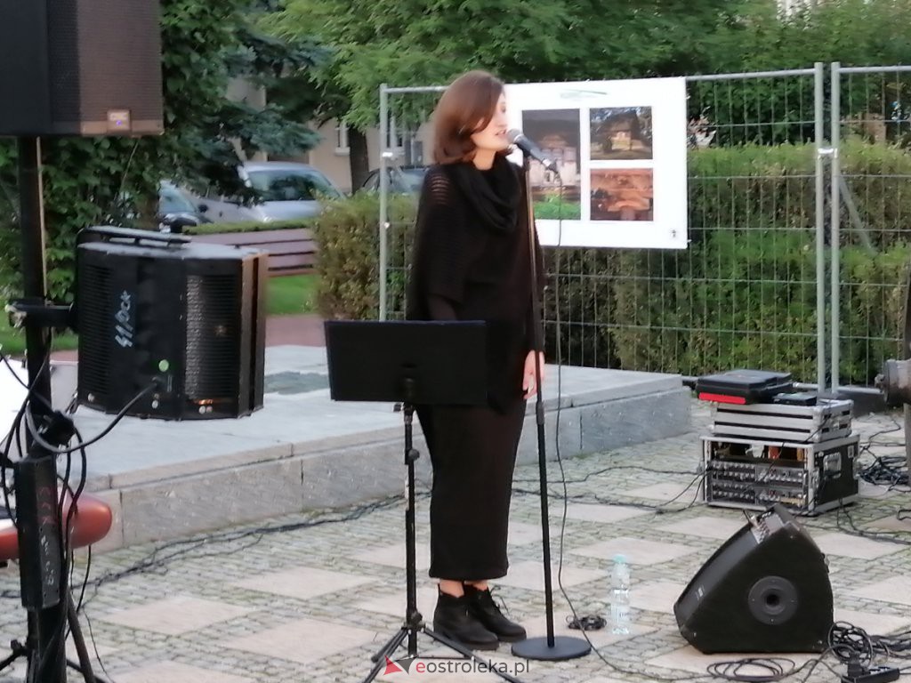 Art Czwartek – Justyna Cwalińska z recitalem „Czerń” [02.09.2021] - zdjęcie #3 - eOstroleka.pl