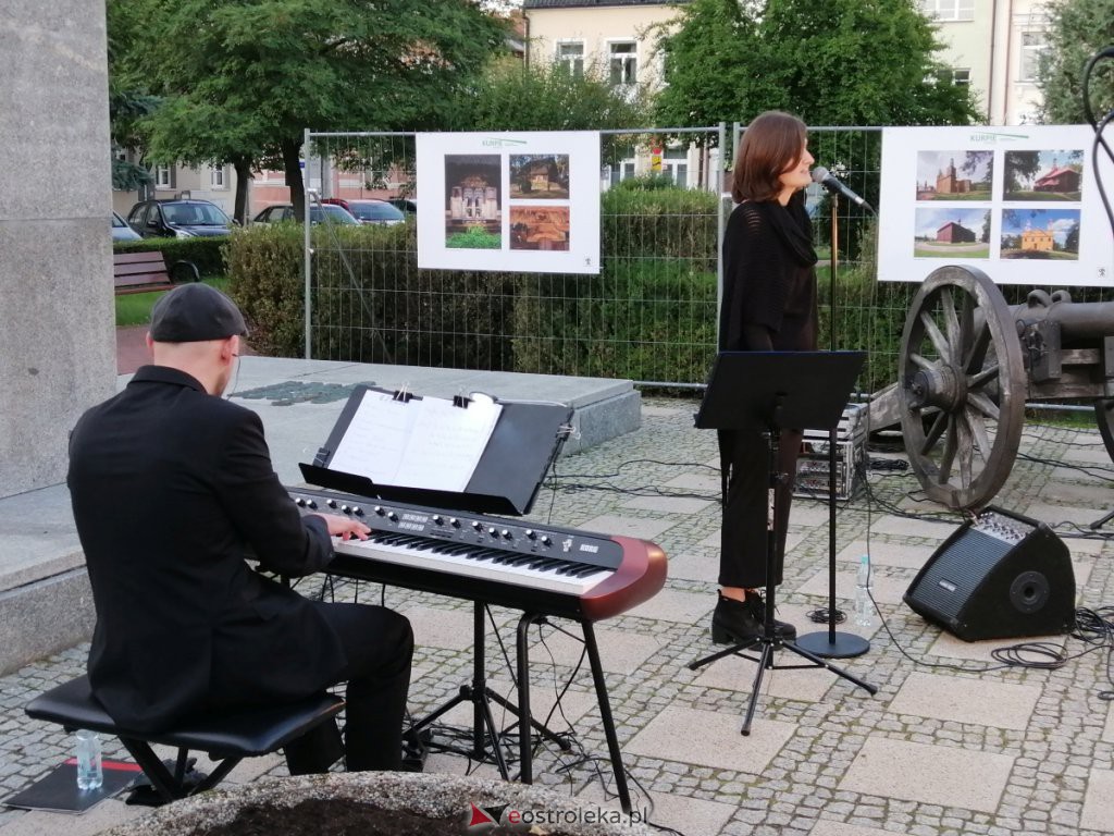 Art Czwartek – Justyna Cwalińska z recitalem „Czerń” [02.09.2021] - zdjęcie #9 - eOstroleka.pl