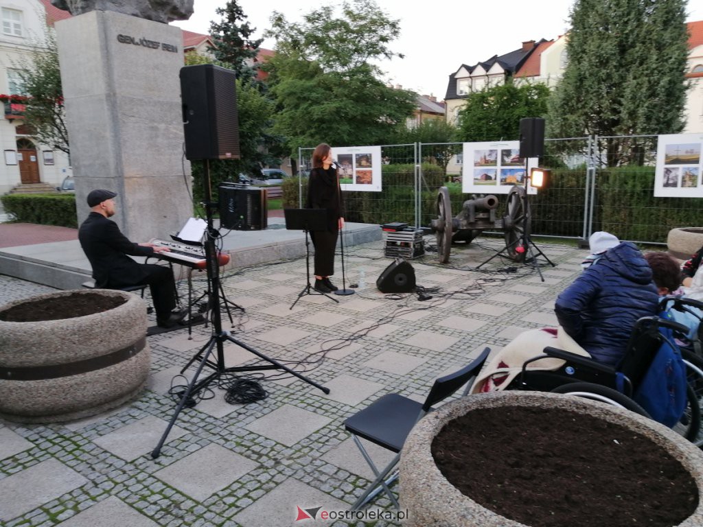 Art Czwartek – Justyna Cwalińska z recitalem „Czerń” [02.09.2021] - zdjęcie #8 - eOstroleka.pl