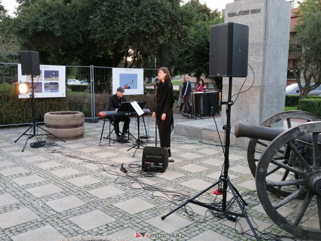 Art Czwartek – Justyna Cwalińska z recitalem „Czerń” [02.09.2021] - zdjęcie #17 - eOstroleka.pl