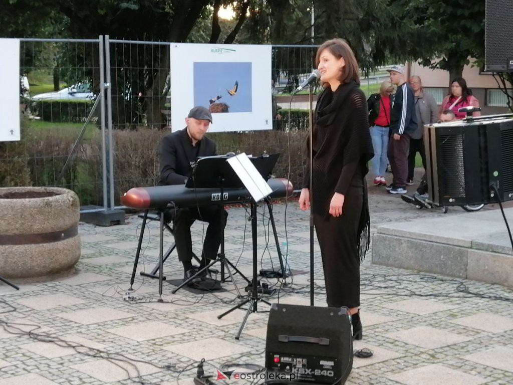 Art Czwartek – Justyna Cwalińska z recitalem „Czerń” [02.09.2021] - zdjęcie #18 - eOstroleka.pl