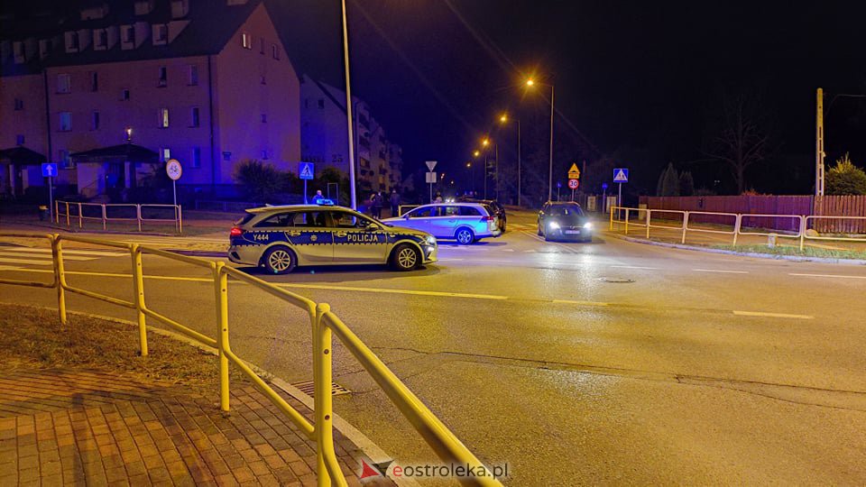 Zderzenie dwóch osobówek na skrzyżowaniu Korczaka z Poznańską [03.09.2021] - zdjęcie #2 - eOstroleka.pl