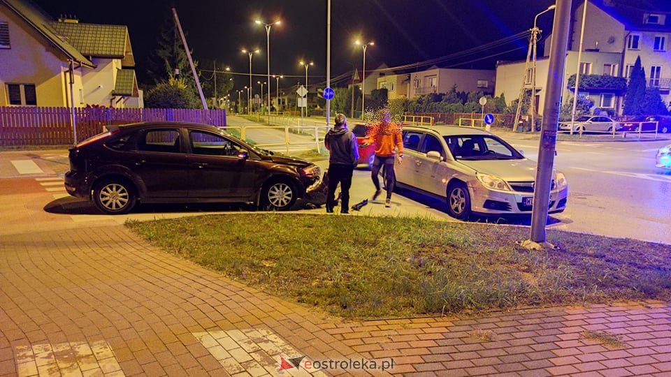 Zderzenie dwóch osobówek na skrzyżowaniu Korczaka z Poznańską [03.09.2021] - zdjęcie #4 - eOstroleka.pl