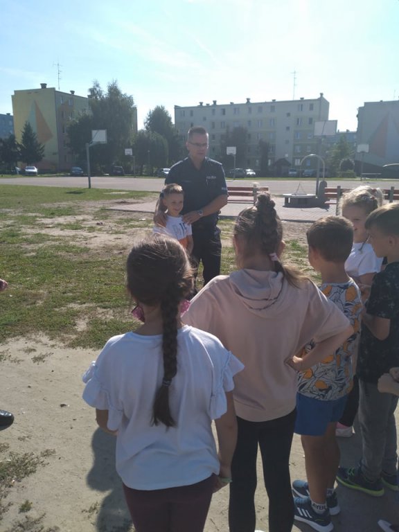 O bezpieczeństwie w drodze do szkoły i w domu z uczniami ostrołęckiej „dziesiątki” [08.09.2021] - zdjęcie #1 - eOstroleka.pl