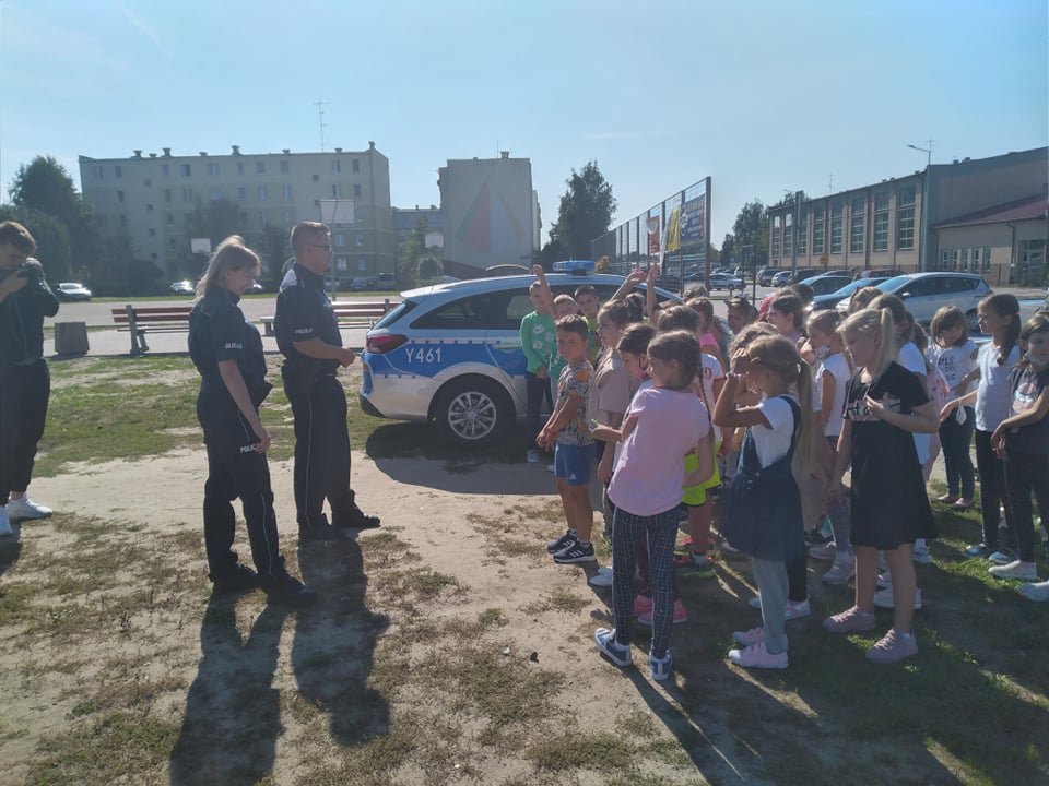 O bezpieczeństwie w drodze do szkoły i w domu z uczniami ostrołęckiej „dziesiątki” [08.09.2021] - zdjęcie #3 - eOstroleka.pl