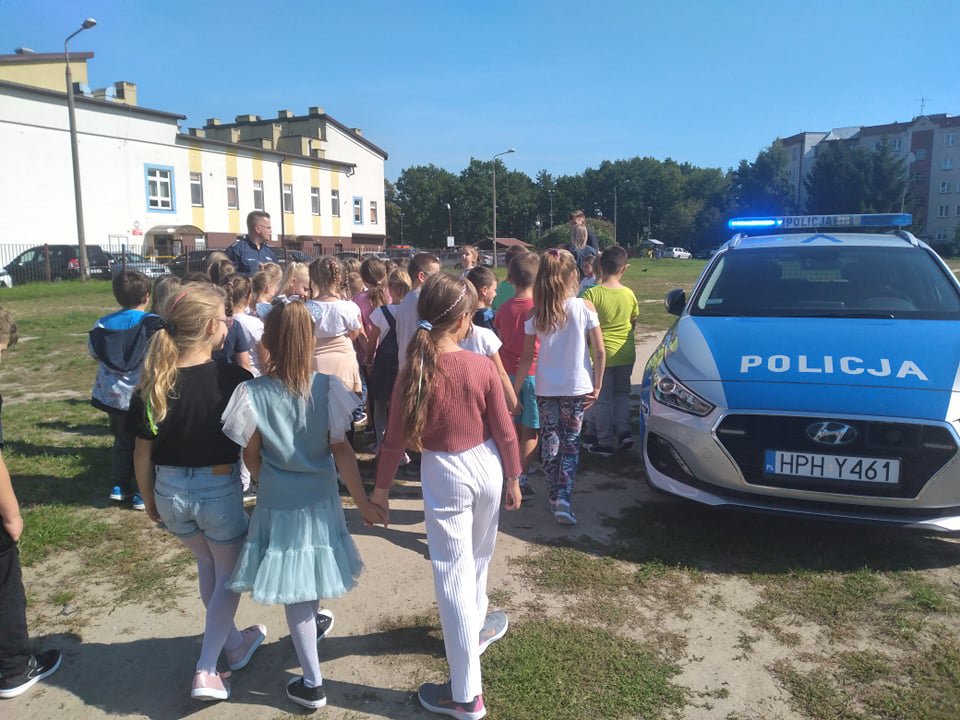 O bezpieczeństwie w drodze do szkoły i w domu z uczniami ostrołęckiej „dziesiątki” [08.09.2021] - zdjęcie #4 - eOstroleka.pl