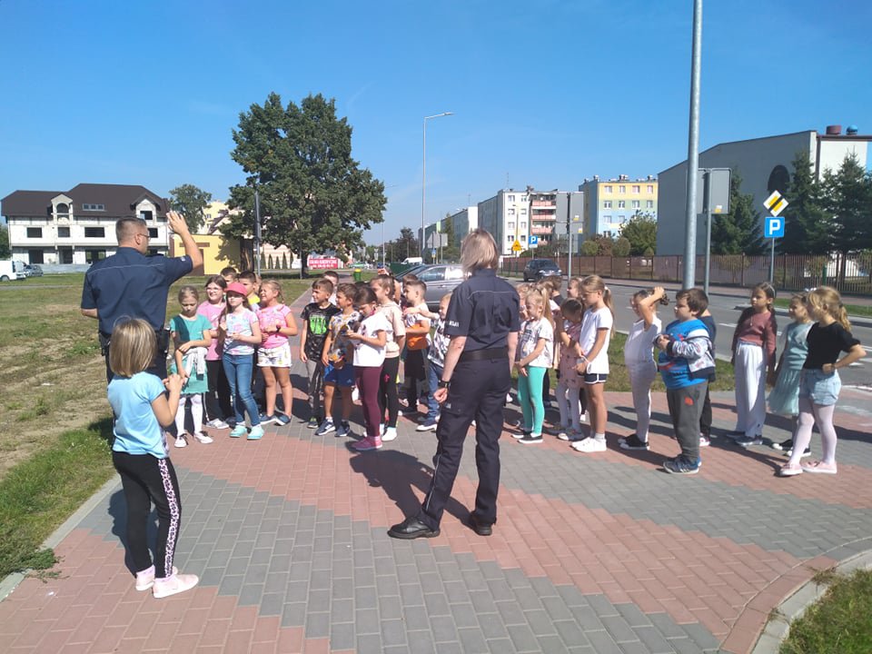 O bezpieczeństwie w drodze do szkoły i w domu z uczniami ostrołęckiej „dziesiątki” [08.09.2021] - zdjęcie #5 - eOstroleka.pl