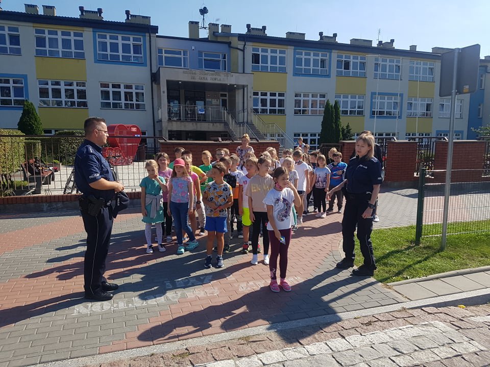 O bezpieczeństwie w drodze do szkoły i w domu z uczniami ostrołęckiej „dziesiątki” [08.09.2021] - zdjęcie #6 - eOstroleka.pl