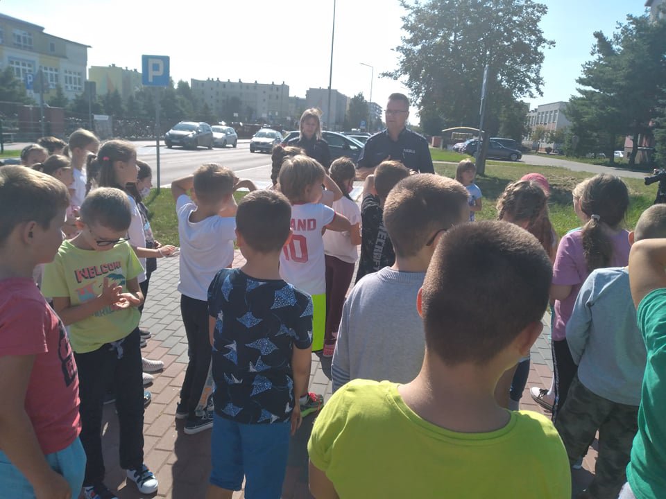 O bezpieczeństwie w drodze do szkoły i w domu z uczniami ostrołęckiej „dziesiątki” [08.09.2021] - zdjęcie #7 - eOstroleka.pl