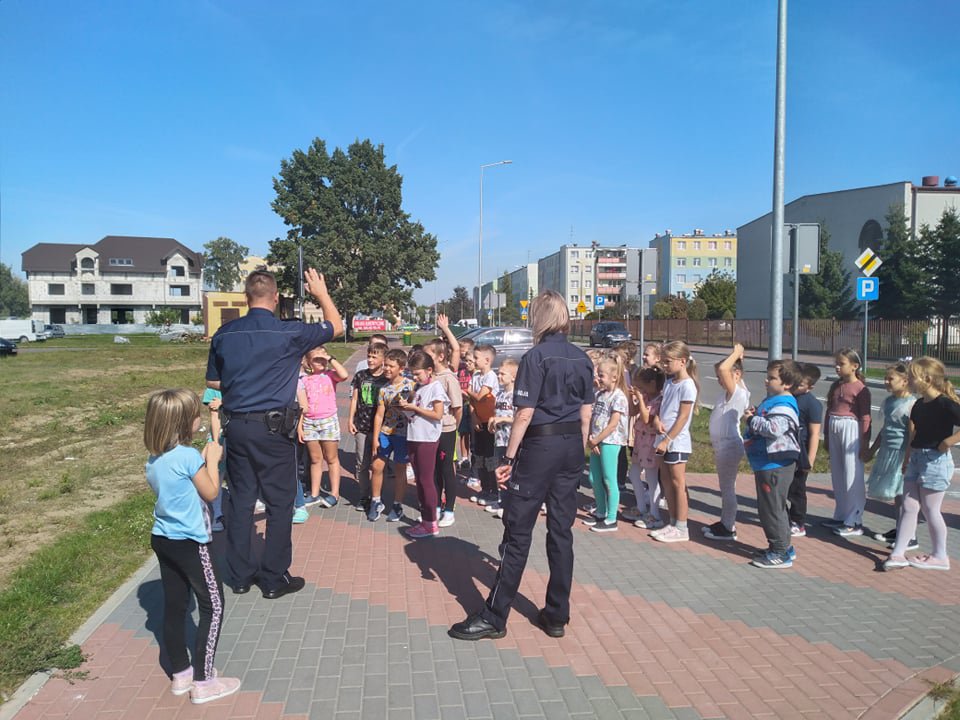 O bezpieczeństwie w drodze do szkoły i w domu z uczniami ostrołęckiej „dziesiątki” [08.09.2021] - zdjęcie #8 - eOstroleka.pl