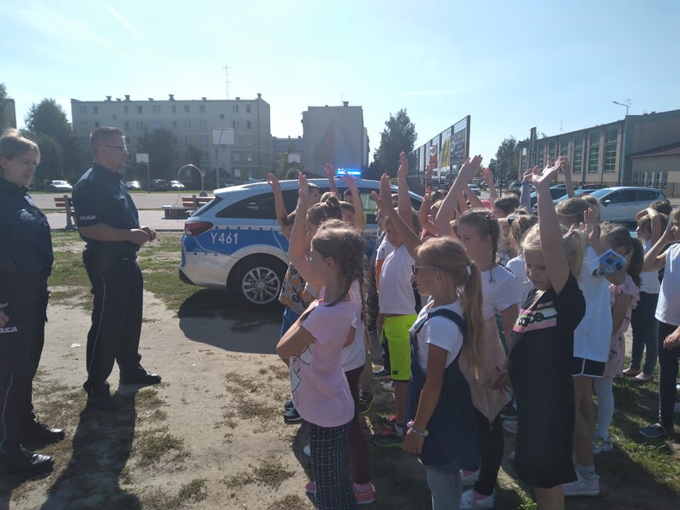 O bezpieczeństwie w drodze do szkoły i w domu z uczniami ostrołęckiej „dziesiątki” [08.09.2021] - zdjęcie #9 - eOstroleka.pl