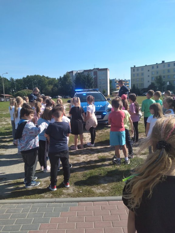O bezpieczeństwie w drodze do szkoły i w domu z uczniami ostrołęckiej „dziesiątki” [08.09.2021] - zdjęcie #10 - eOstroleka.pl