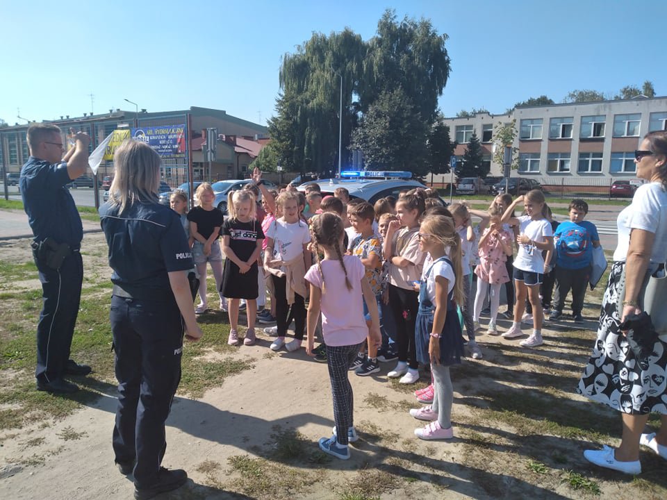 O bezpieczeństwie w drodze do szkoły i w domu z uczniami ostrołęckiej „dziesiątki” [08.09.2021] - zdjęcie #11 - eOstroleka.pl