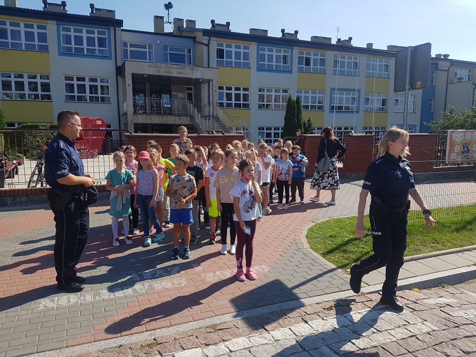 O bezpieczeństwie w drodze do szkoły i w domu z uczniami ostrołęckiej „dziesiątki” [08.09.2021] - zdjęcie #13 - eOstroleka.pl