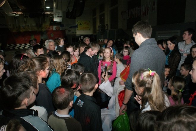 Bal choinkowy dla dzieci z osiedla Stacja i Centrum (09.01.2011) - zdjęcie #9 - eOstroleka.pl