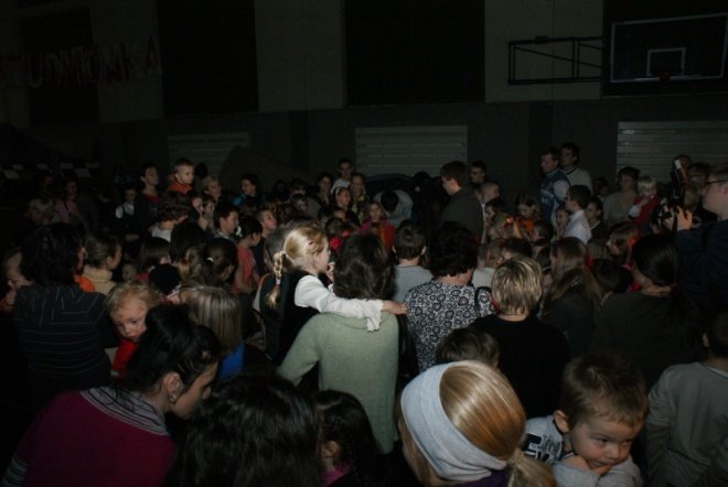 Bal choinkowy dla dzieci z osiedla Stacja i Centrum (09.01.2011) - zdjęcie #16 - eOstroleka.pl