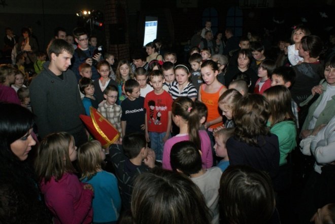 Bal choinkowy dla dzieci z osiedla Stacja i Centrum (09.01.2011) - zdjęcie #46 - eOstroleka.pl