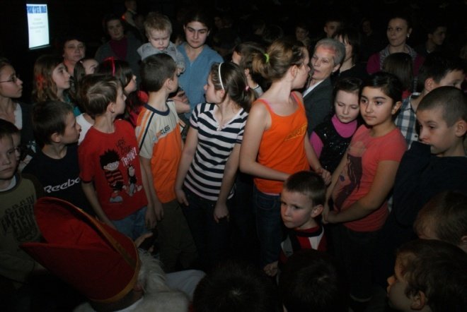 Bal choinkowy dla dzieci z osiedla Stacja i Centrum (09.01.2011) - zdjęcie #44 - eOstroleka.pl