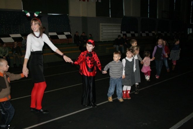 Bal choinkowy dla dzieci z osiedla Stacja i Centrum (09.01.2011) - zdjęcie #32 - eOstroleka.pl