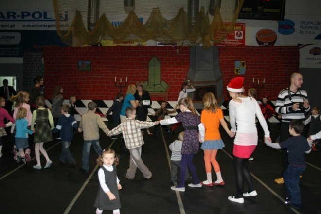 Bal choinkowy dla dzieci z osiedla Stacja i Centrum (09.01.2011) - zdjęcie #25 - eOstroleka.pl