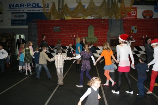 Bal choinkowy dla dzieci z osiedla Stacja i Centrum (09.01.2011) - zdjęcie #24 - eOstroleka.pl