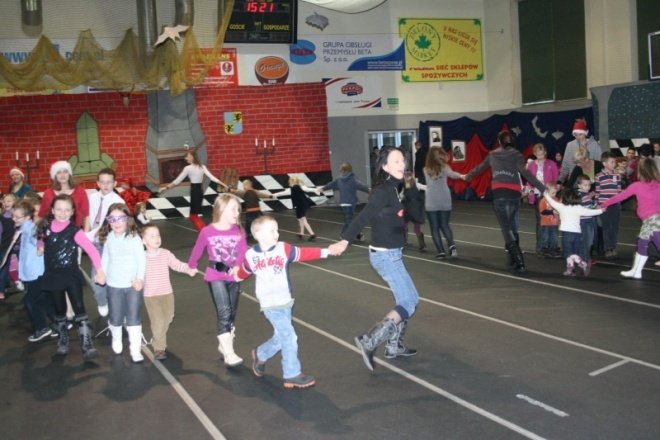 Bal choinkowy dla dzieci z osiedla Stacja i Centrum (09.01.2011) - zdjęcie #22 - eOstroleka.pl