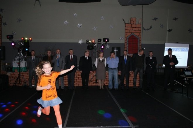 Bal choinkowy dla dzieci z osiedla Stacja i Centrum (09.01.2011) - zdjęcie #15 - eOstroleka.pl