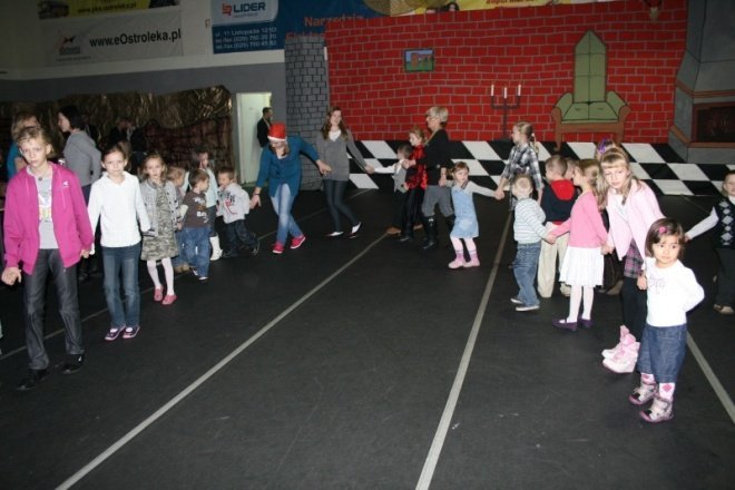 Bal choinkowy dla dzieci z osiedla Stacja i Centrum (09.01.2011) - zdjęcie #9 - eOstroleka.pl