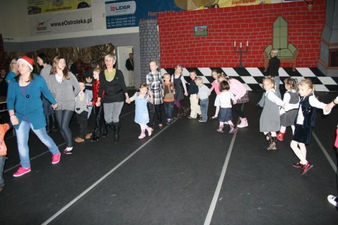Bal choinkowy dla dzieci z osiedla Stacja i Centrum (09.01.2011) - zdjęcie #8 - eOstroleka.pl