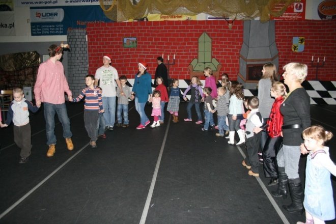 Bal choinkowy dla dzieci z osiedla Stacja i Centrum (09.01.2011) - zdjęcie #7 - eOstroleka.pl