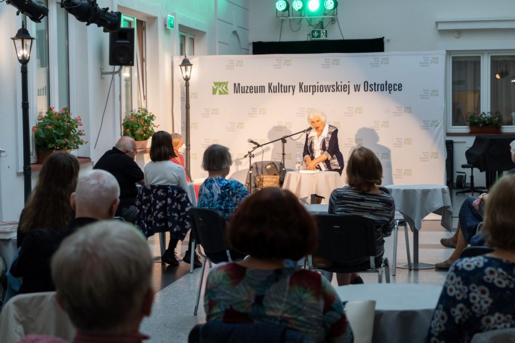 Spotkanie autorskie z Marią Trzaskowską w ostrołęckim muzeum [14.09.2021] - zdjęcie #6 - eOstroleka.pl