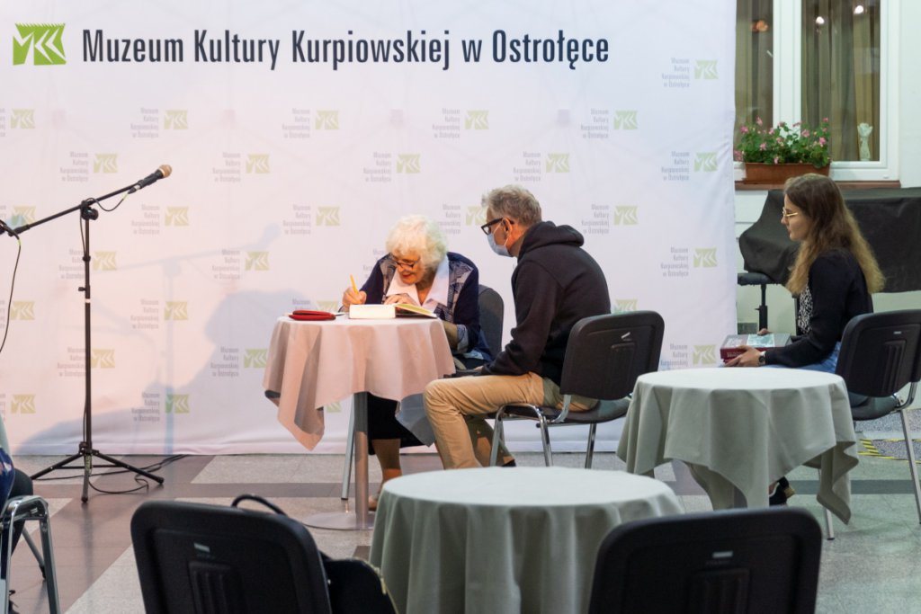 Spotkanie autorskie z Marią Trzaskowską w ostrołęckim muzeum [14.09.2021] - zdjęcie #7 - eOstroleka.pl