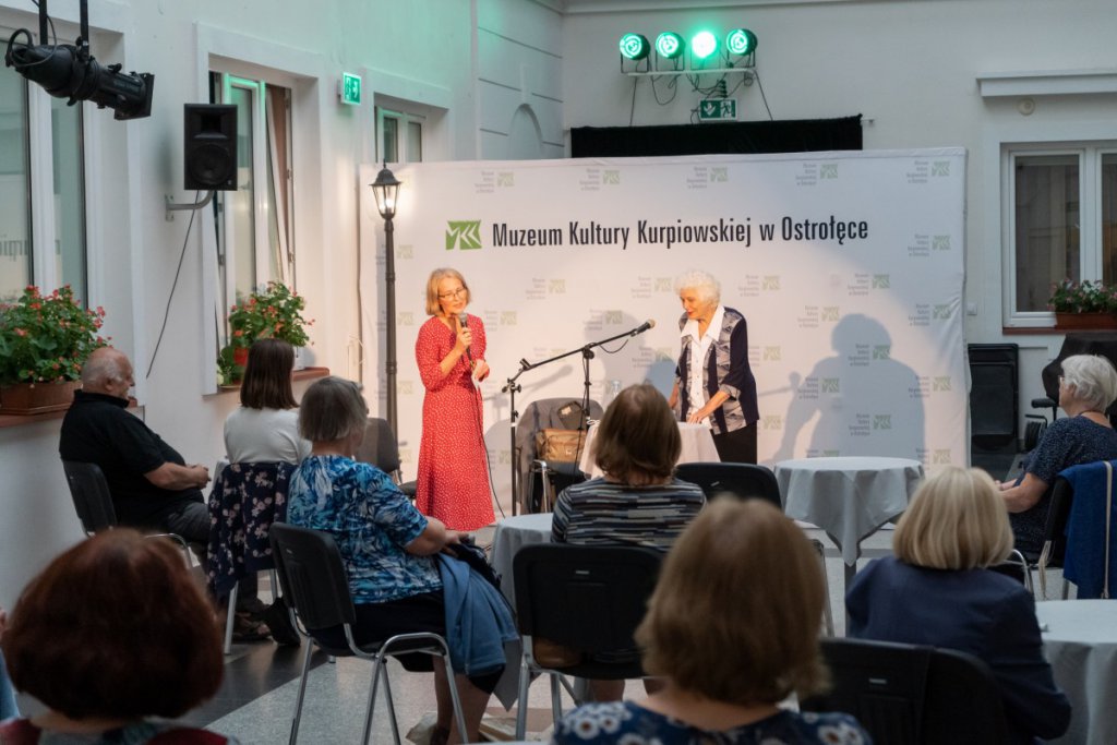 Spotkanie autorskie z Marią Trzaskowską w ostrołęckim muzeum [14.09.2021] - zdjęcie #9 - eOstroleka.pl